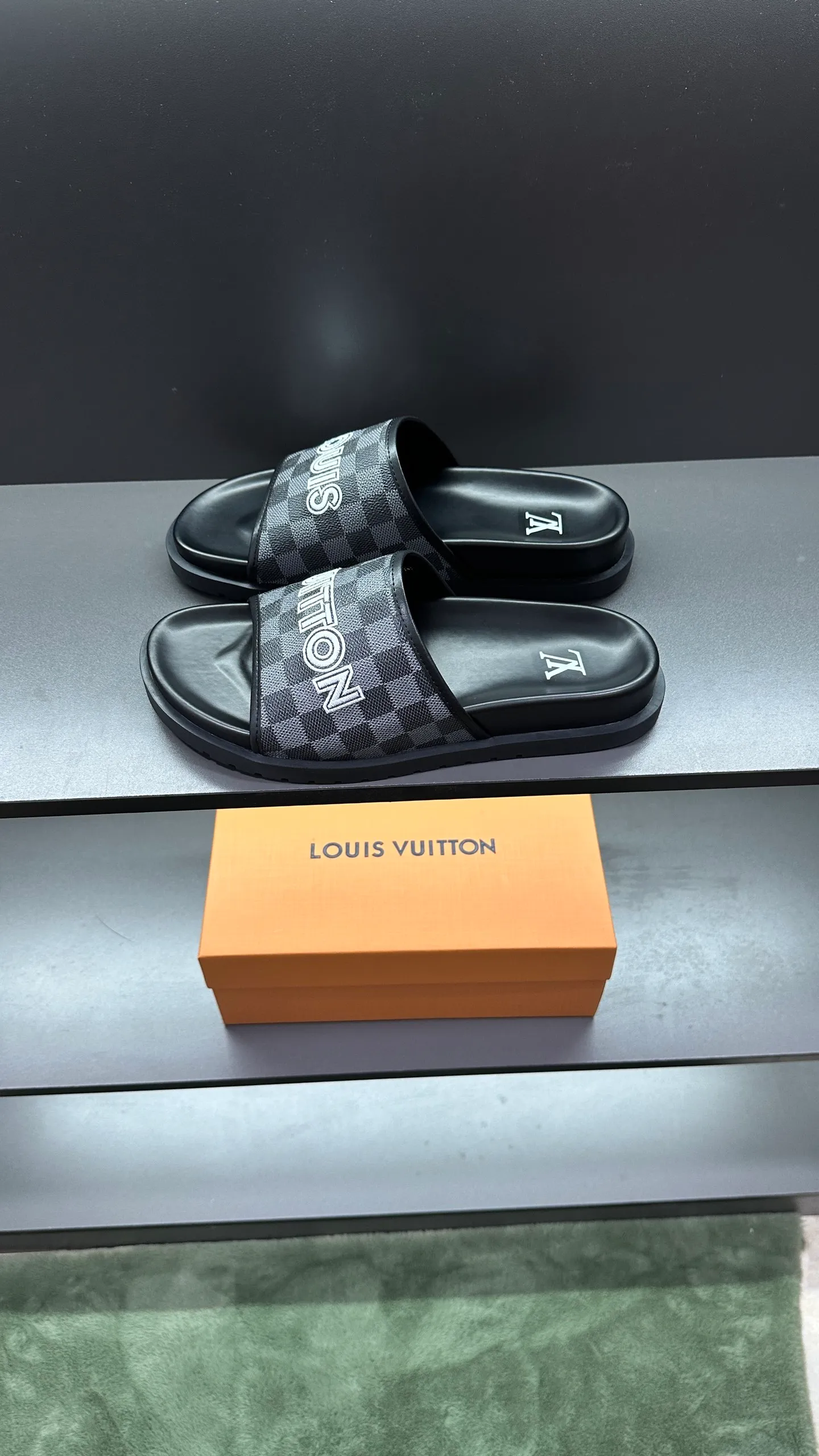 [L Home] P: 300💰Size: 38-45 Top purchasing lv men's summer slippers, classic presbyopia with soft real leather lining, unique color splicing effect, distinctive personality, fashionable and trendy essential style, light and comfortable. Lightweight and tough rubber insole, micro ridged foam outsole, super comfortable!